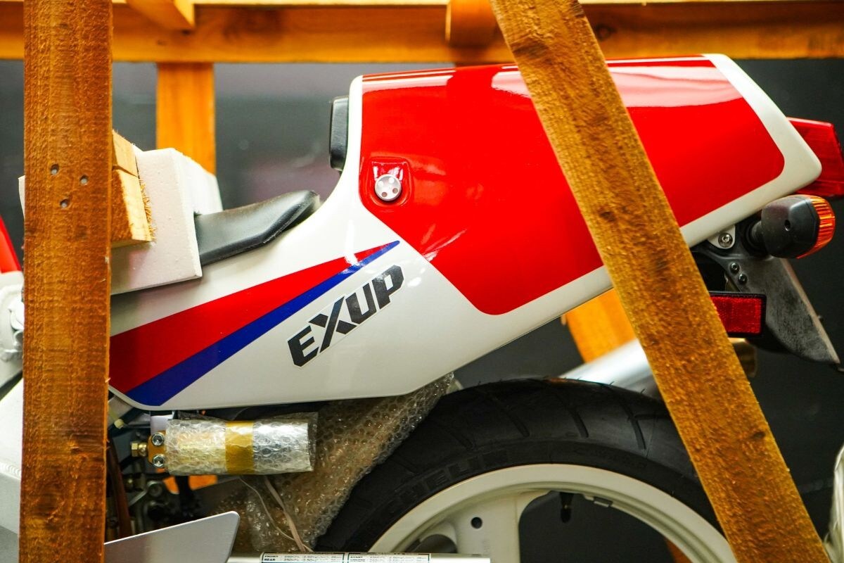 All’asta una Yamaha FZR750R OW-01 del 1990 ancora in cassa